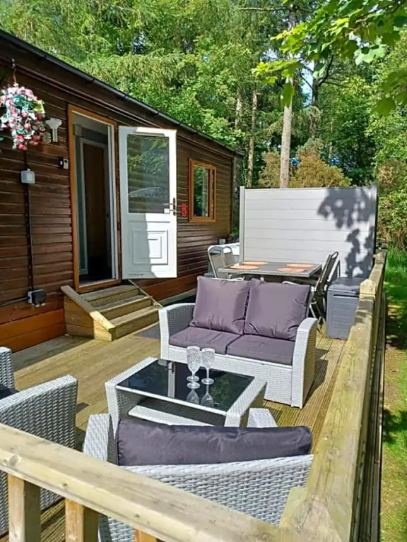 Tranquil Lodge hot tub and free golf