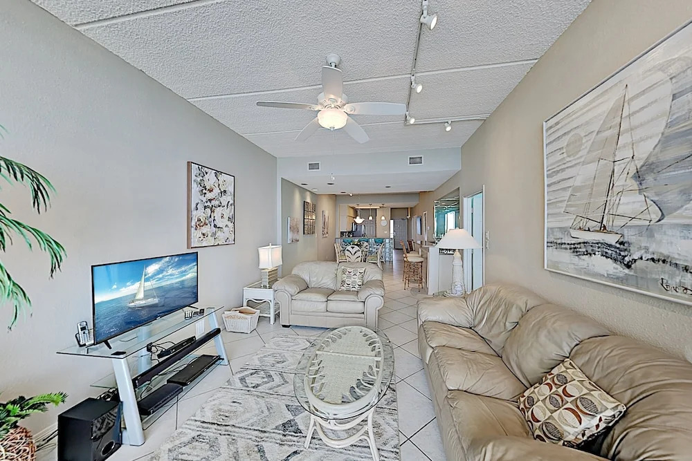 Plush Suntide Penthouse W/ Tennis, Pools & Gym 2 Bedroom Condo