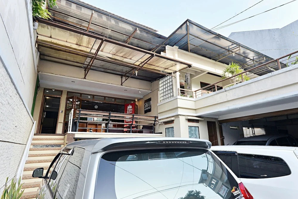 ZEN Rooms Basic Surya Sumantri Pasteur