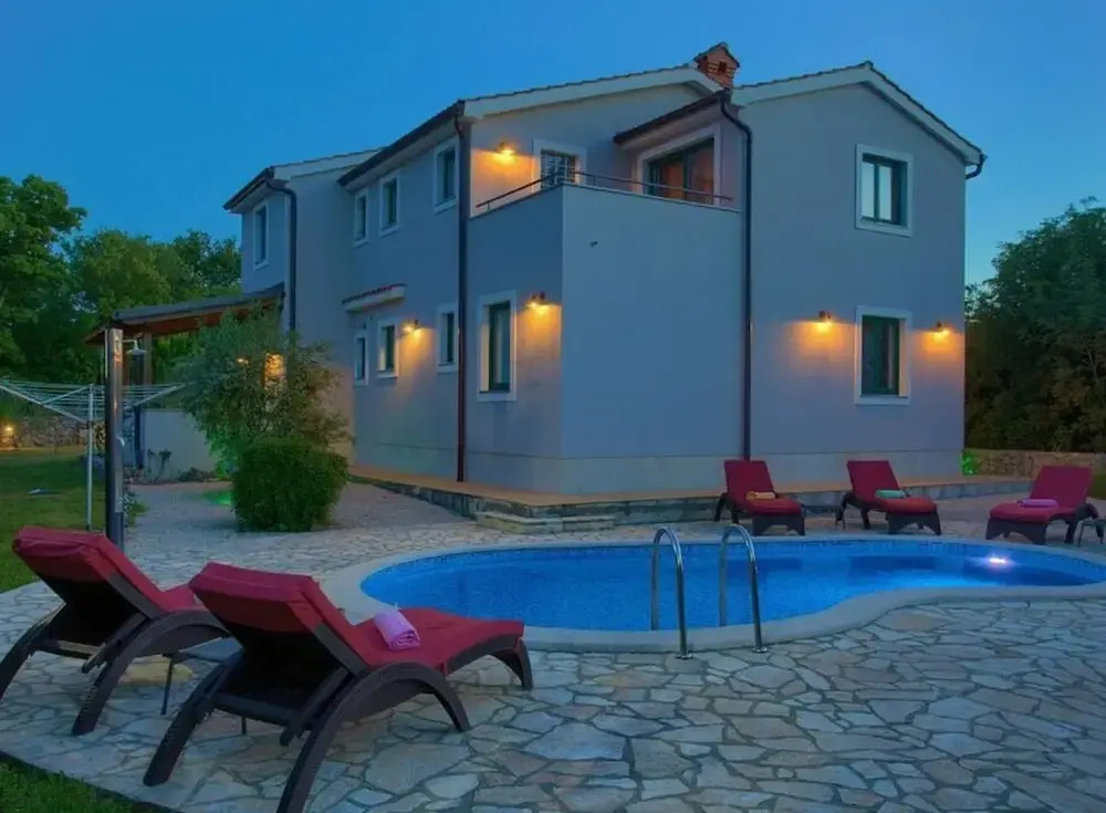 Villa Tara with beautiful heated pool by Villas Gu