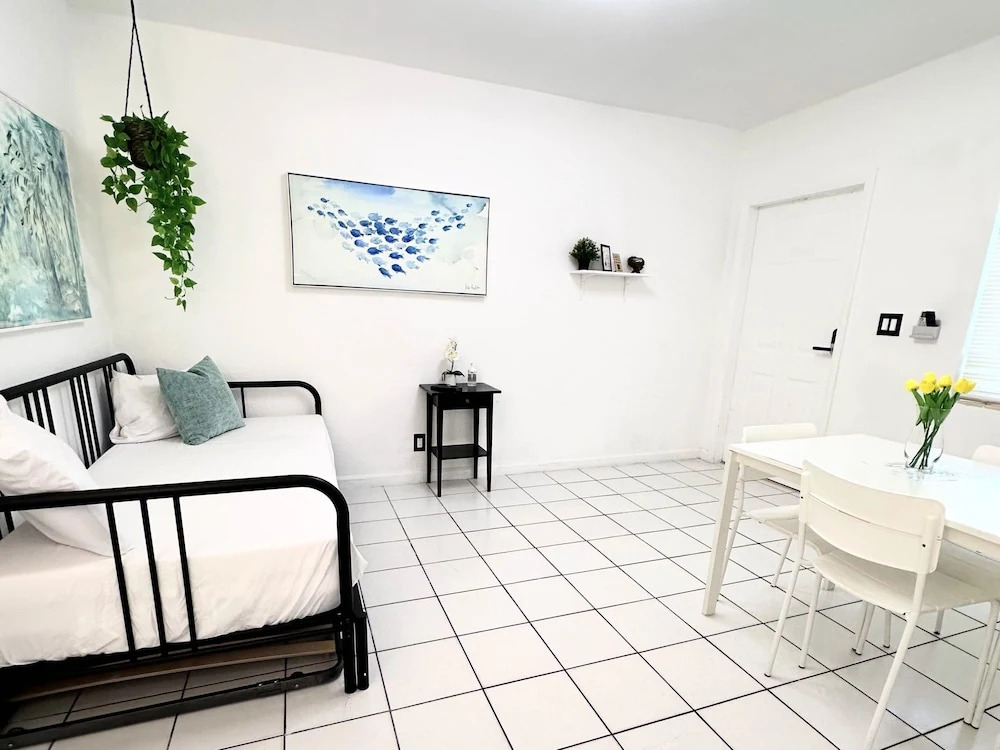 Southwinds Inn 7 for 4 Guests Close to the Beach