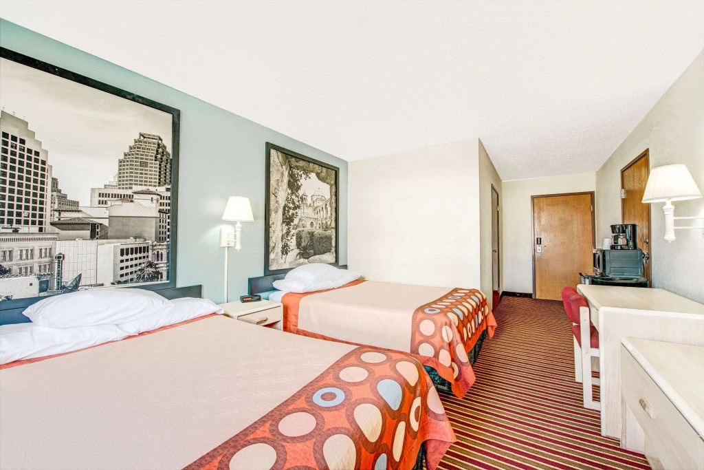 Super 8 by Wyndham San Antonio/Fiesta