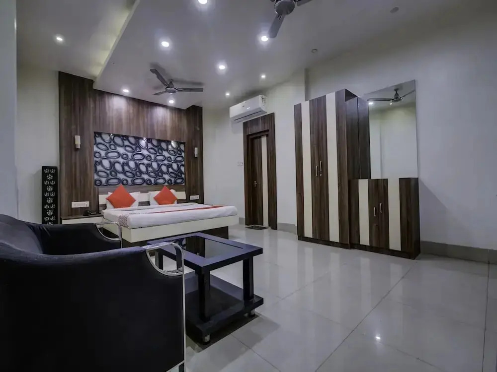 Savoy Hotel By OYO Rooms