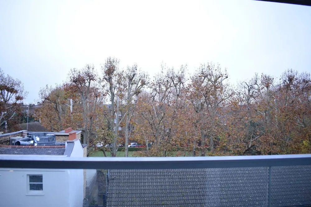 Modern 1 Bedroom Flat in Chelsea With Balcony