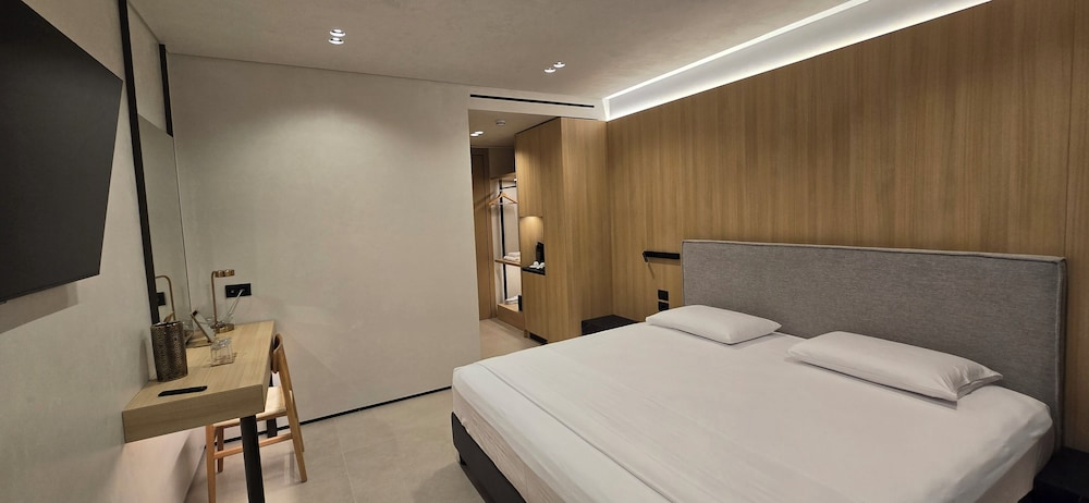 Lion Gate Hotel