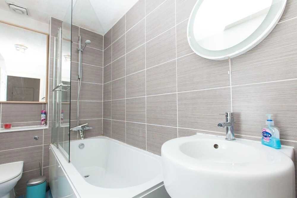 Ideal Fringe Base: Great Value + Free Parking!