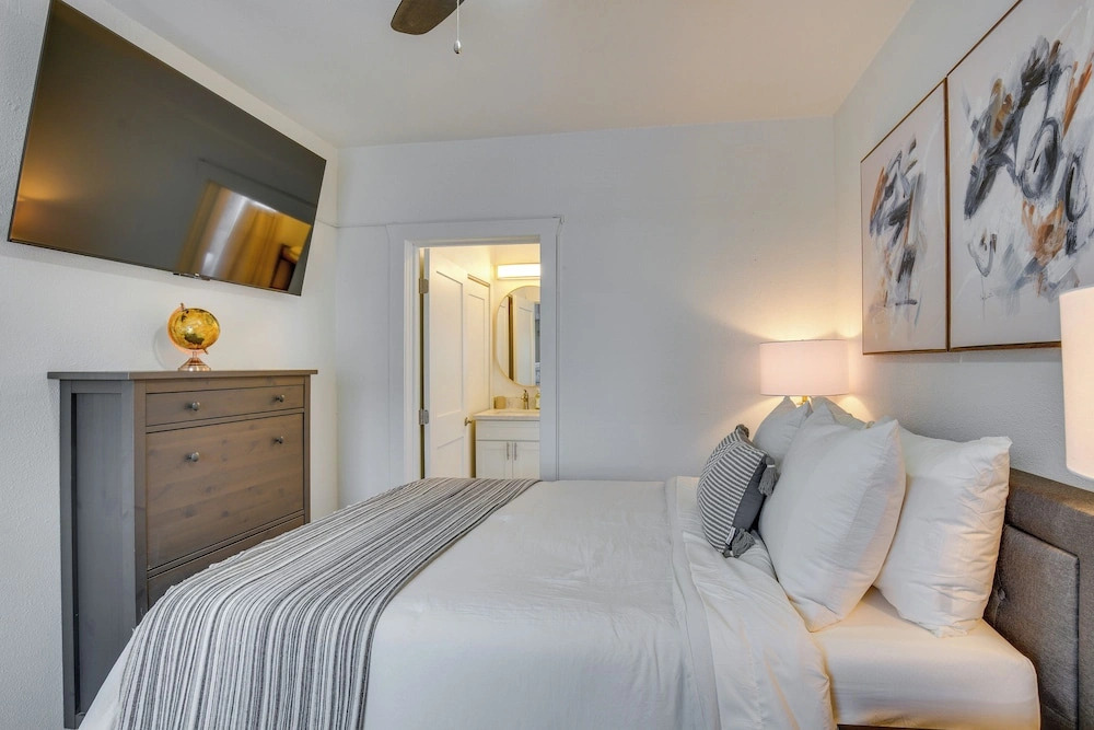 Gateway to Downtown Tacoma! Sleek Couples Condo