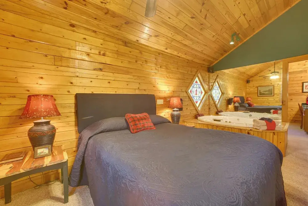 Secluded Studio w/ Deck ~ 8 Miles to Beaver Lake!
