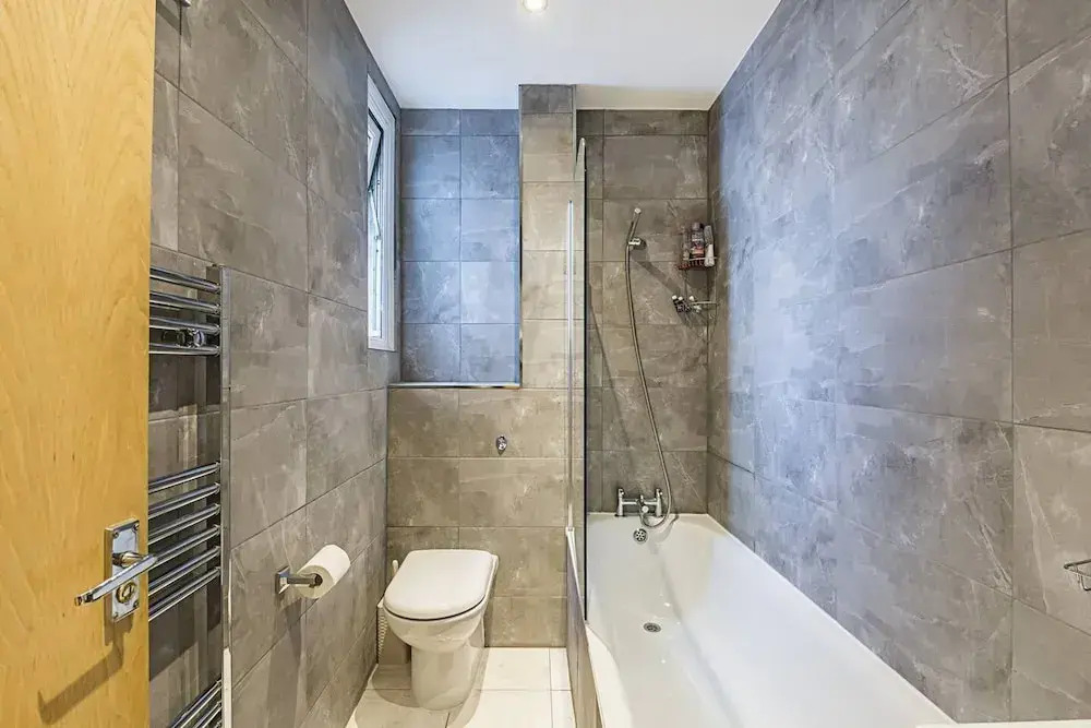 Private Homely Bedroom in Kensington R2