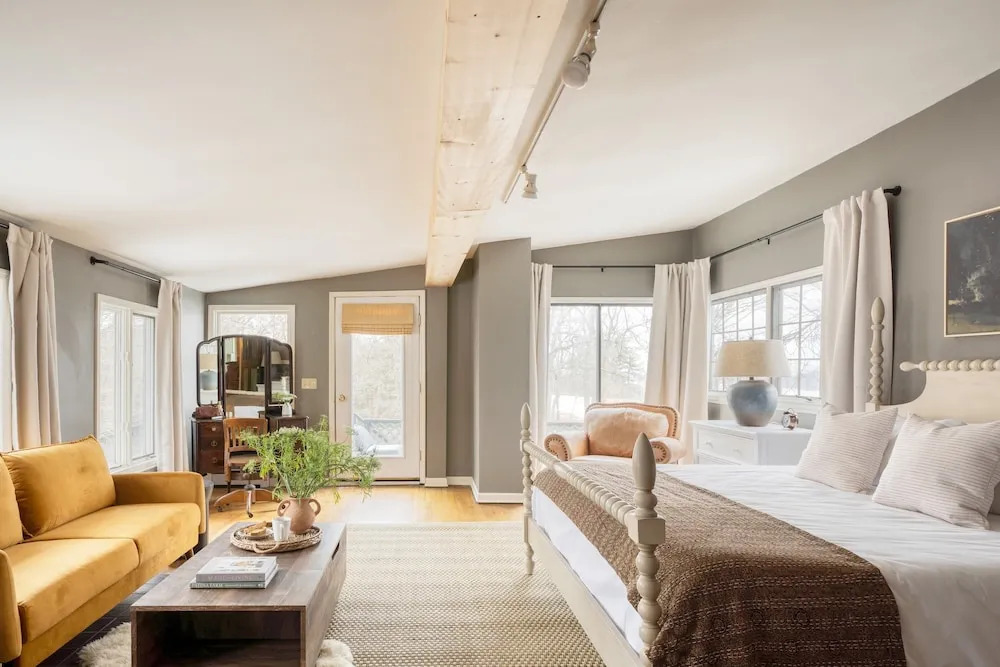 River Lodge by Avantstay 11 BR Historic Estate w/ Pool & Views of Hudson!