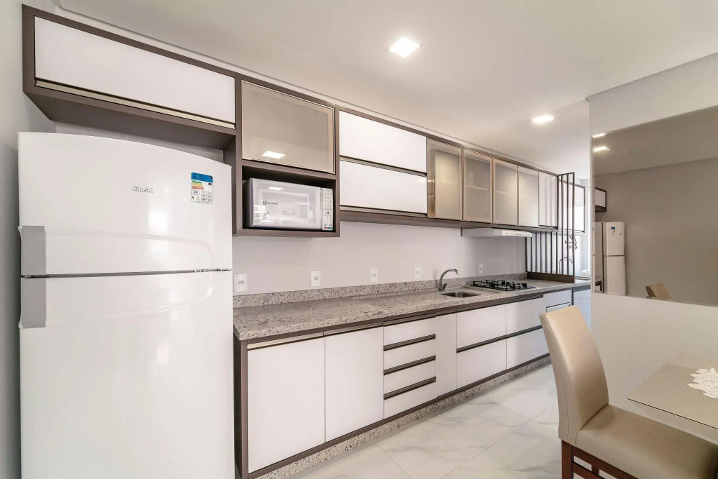 Lindo Apartamento com 2 suítes e piscina em Bombas 705