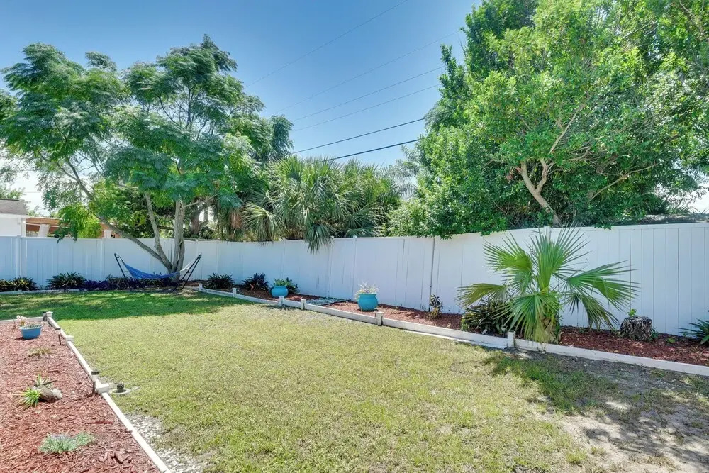 Ormond Beach Getaway, Walk to Coast & Restaurants!