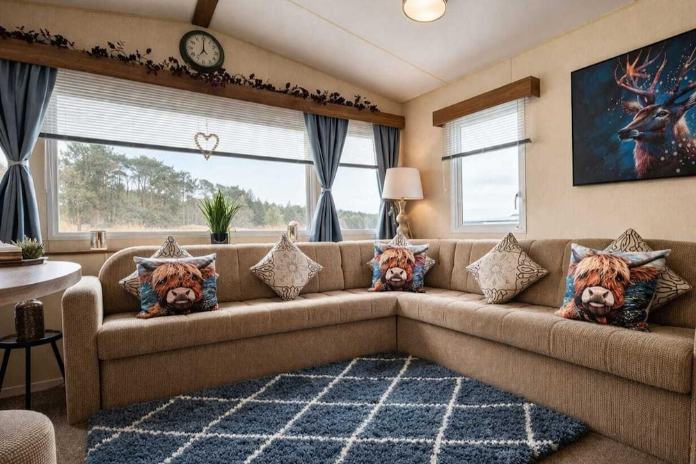 Cabin- Sleeps 8- Hot Tub, Free Parking, Wifi, Pets