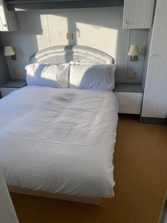 Immaculate 2-bed Static Caravan Near the Lake