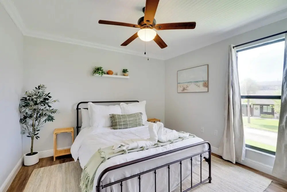 7 Mi to River District & Beach: Fort Myers Retreat