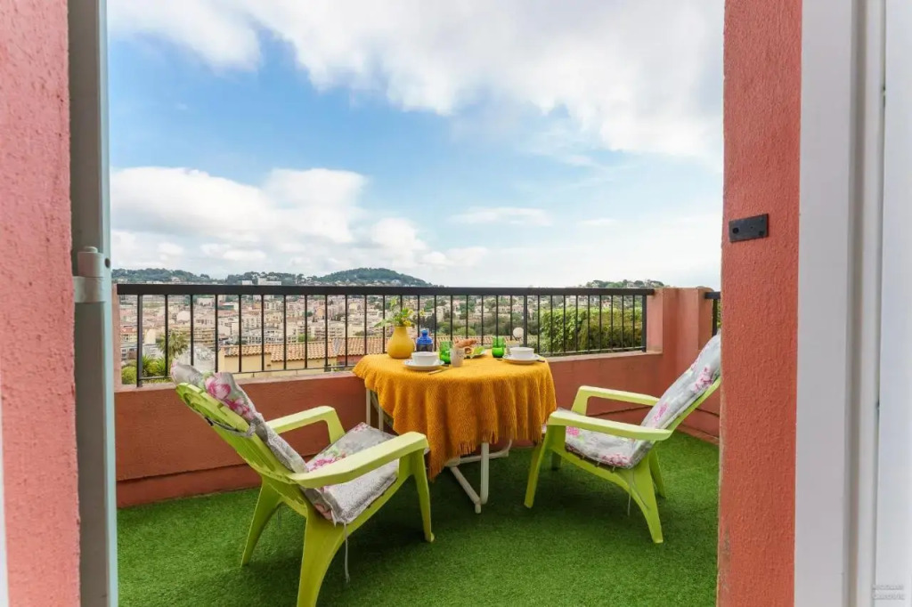 LE DAVID : *Jolie T2* Terrasse, parking et piscine.