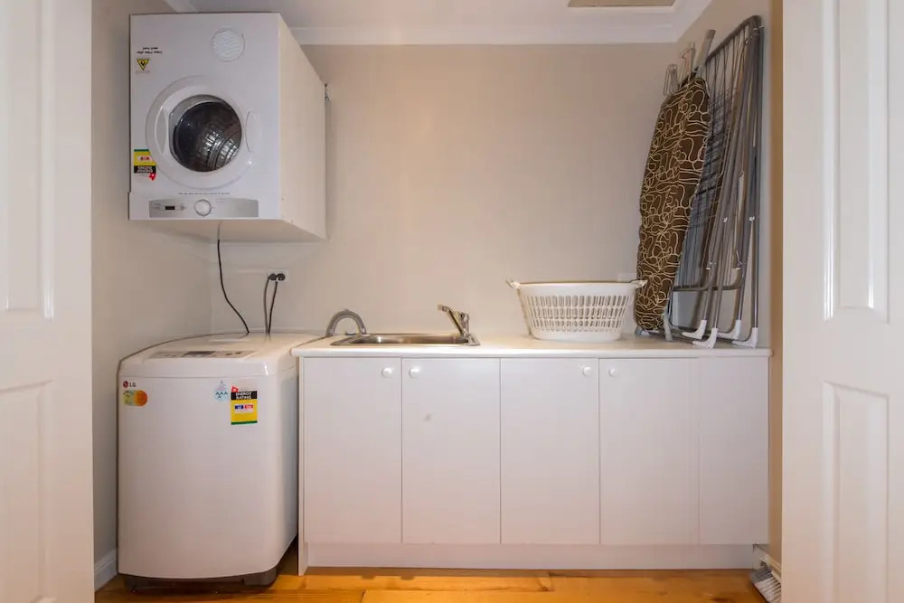 Lovely 5BR house walk to train and shops