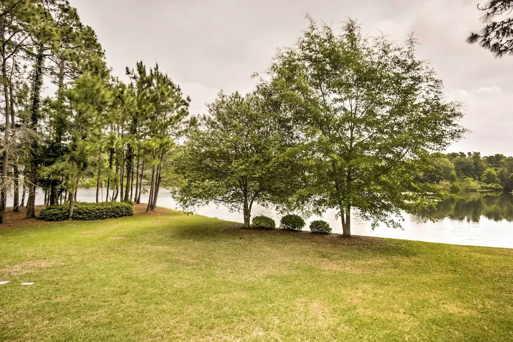 Niceville Condo w/ Pool Access < 8 Mi to Destin!
