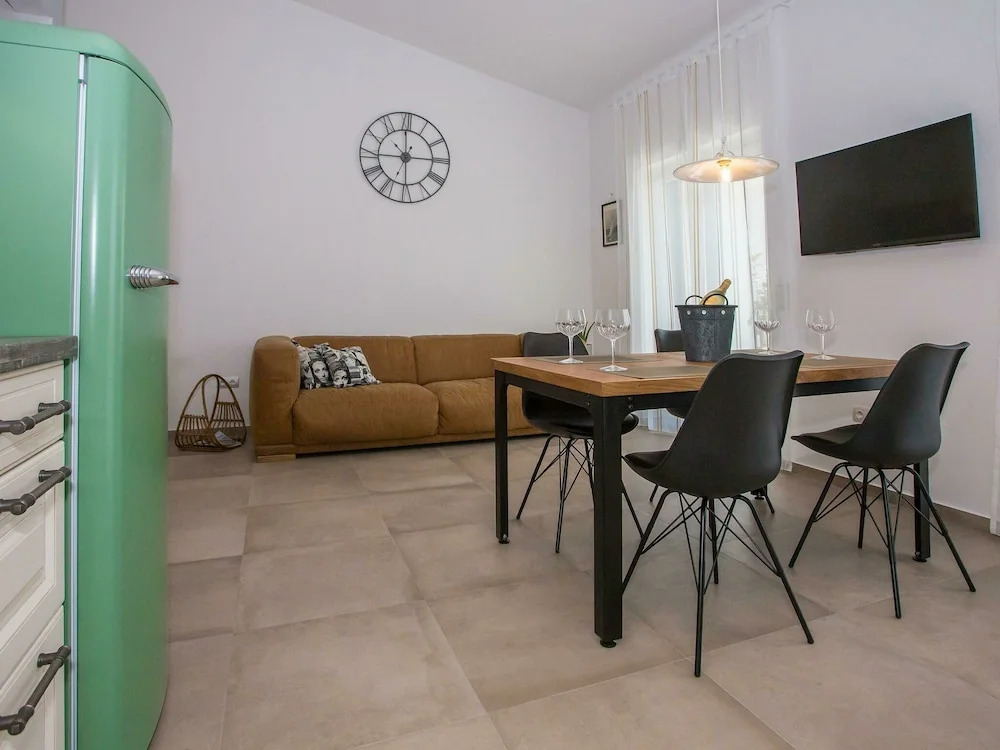 Modern and Well-kept Apartment Within Walking Distance of Restaurant and Beach Banjole