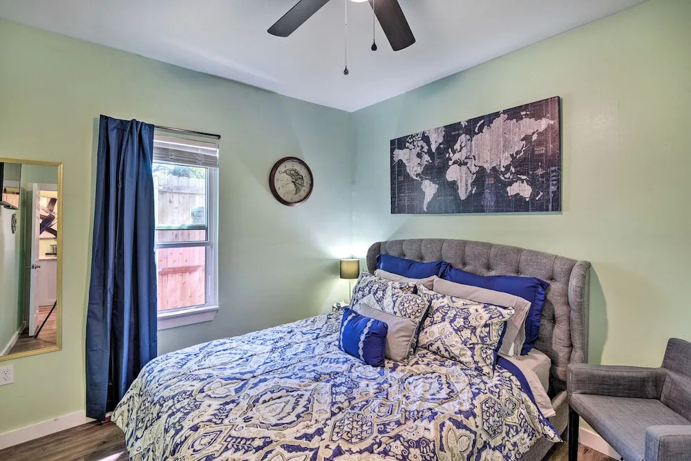 1 Mi to Uta: Arlington Elm Cottage w/ Fenced Yard
