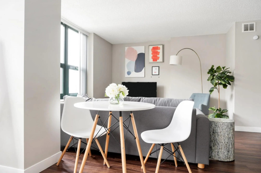 Chicago | Remote Work Friendly Studio w Full Kitchen
