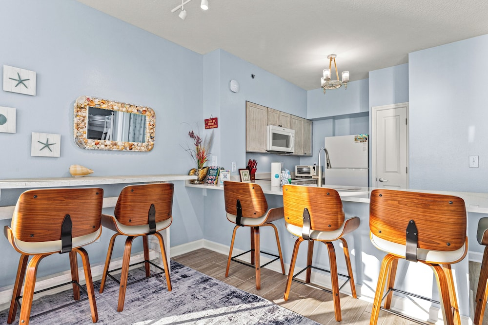 Looking for a Shore Thing? Here it is! 2BR 2.5ba Sleeps 8! Beachfront!