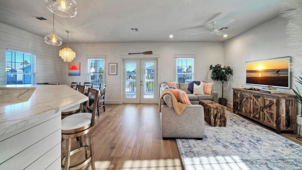 Priv Pool & Yard w/ Putting Green! Newly Remodeled Always Sunny by Avantstay