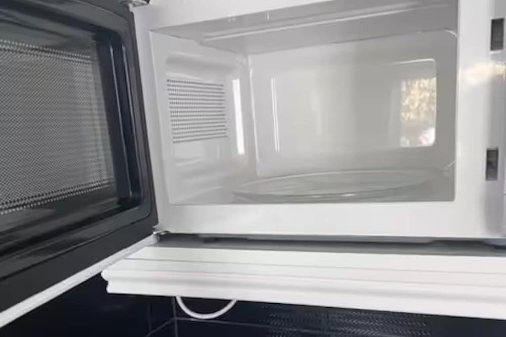 Sunny 1 Bedroom Apartment Retreat