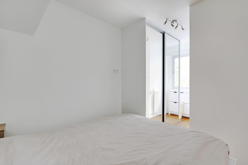 Modern Brunel Classic 1 Bed Apt With Balcony in Paris