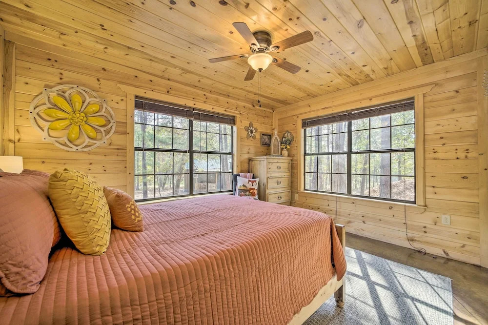 4 Mi to Beavers Bend: Cabin w/ Hot Tub & Games