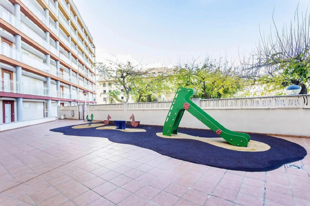Apartamento con terraza y piscina