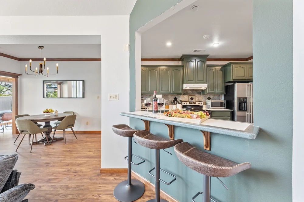 Golf-side Luxe Escape Sleeps 13 Hot Tub & Theater