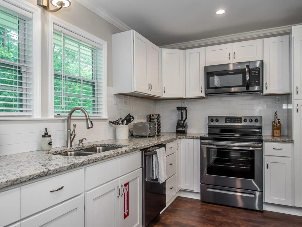 Single-family Home With Spacious Backyard