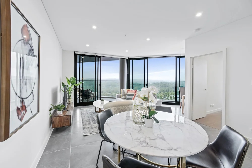 HomeHotel-Ultra Luxury 2 Bedroom next to Mall & Train