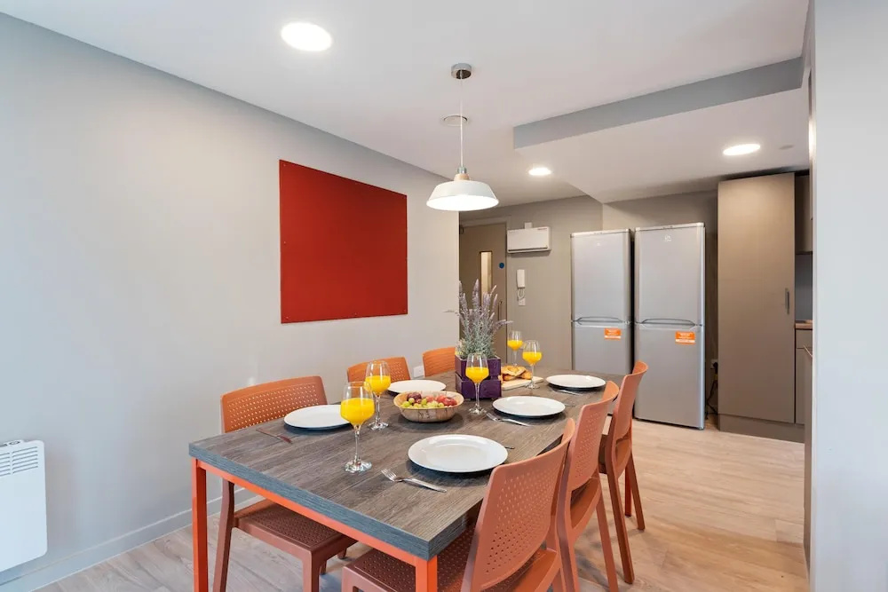 Amazing Location! 6br Liverpool Apartment- Sleeps6