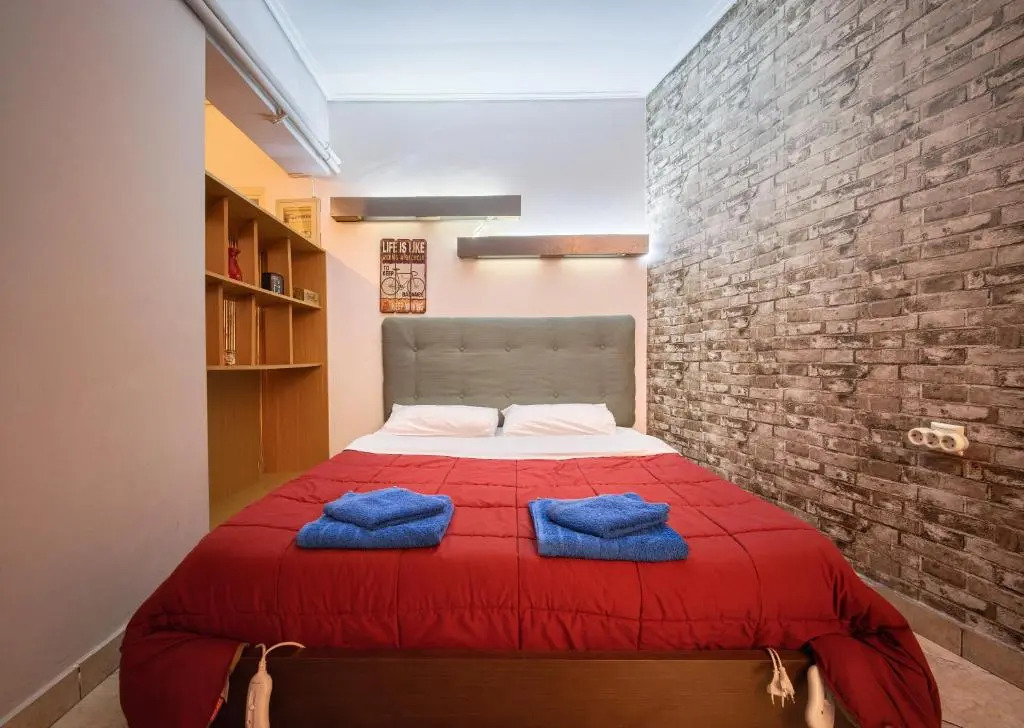 Spacious & Stylish Athens Apartment - Walk To Metro