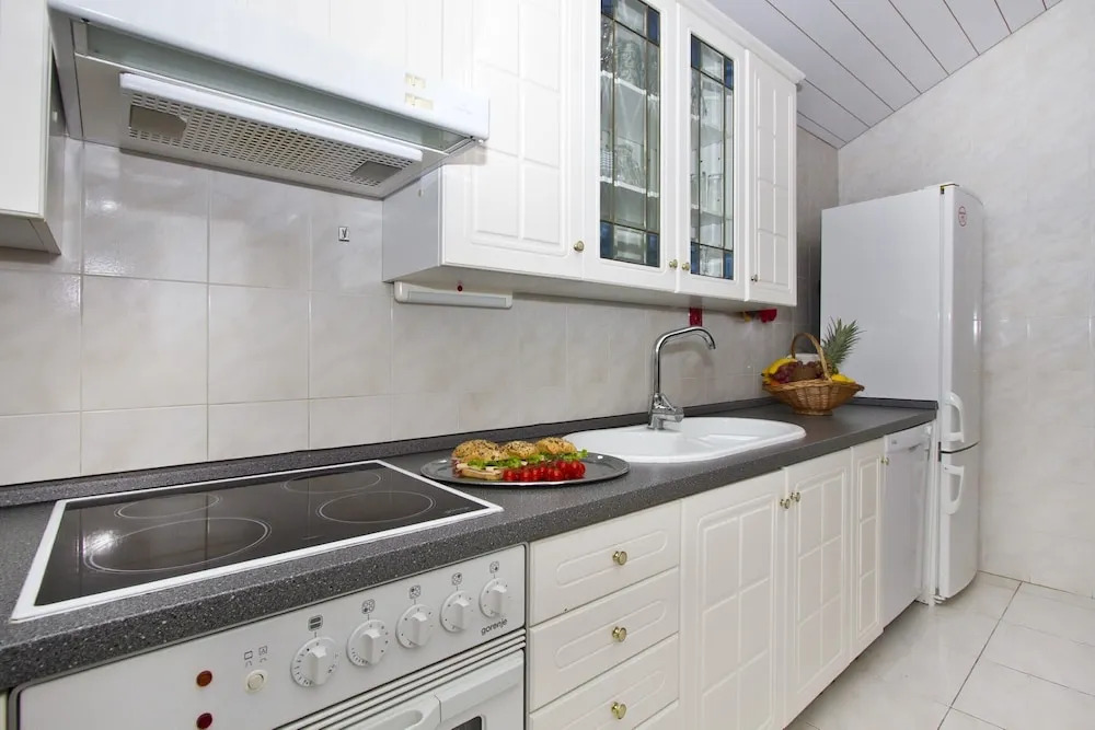 Luxury apt w Pool, 3 Balconies, Terrace & sea View