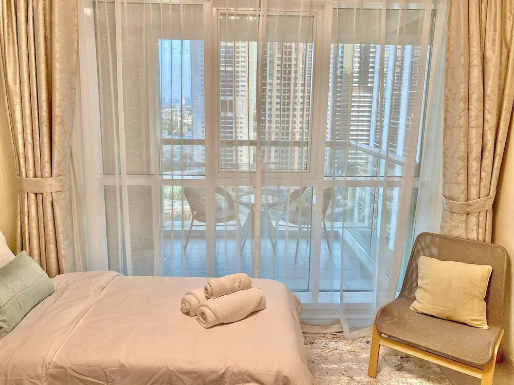 Whitesage - Lakefront Apartment Amidst Parks With Lake Access