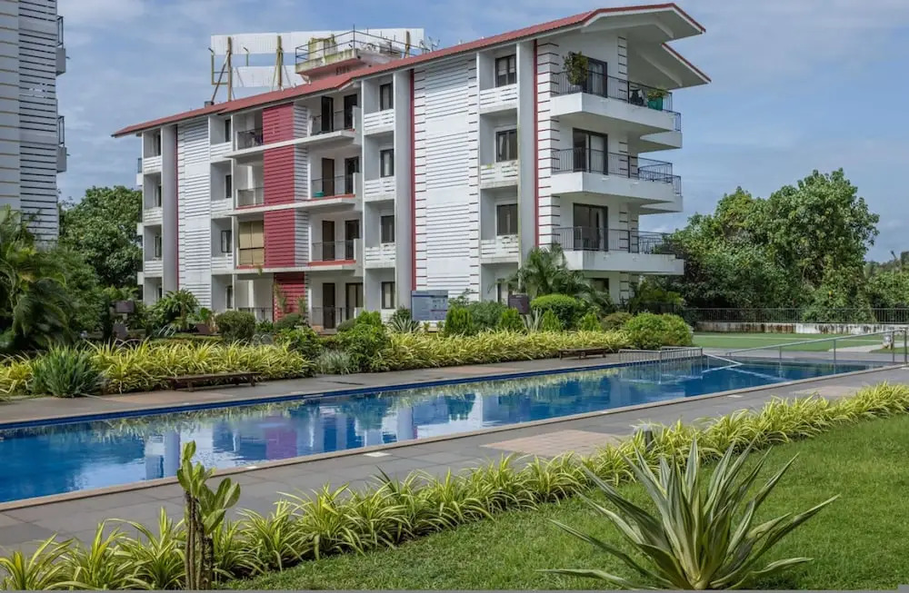 Luxe 1bhk w Pool Sauna 1km to the Beach