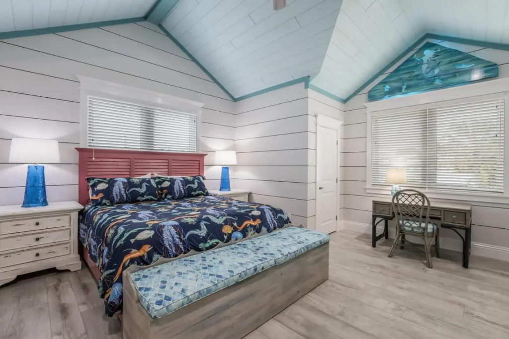 Snook Lookout - 211 Oak Ave