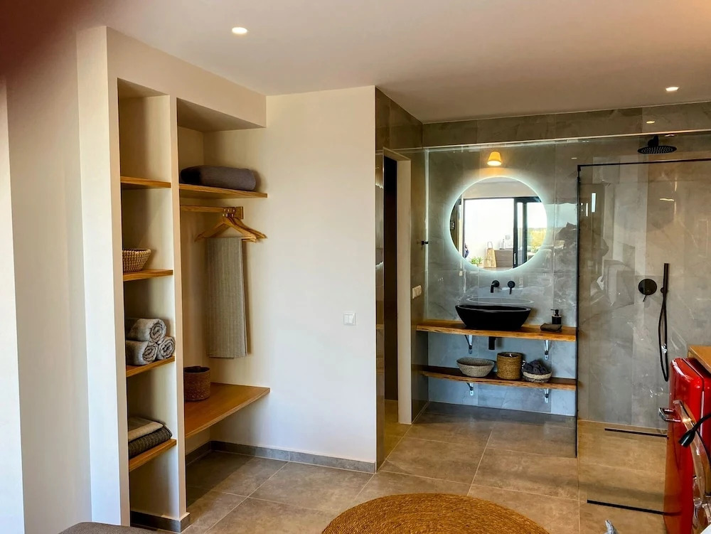 Room-luxury Suite With a Queens Double b