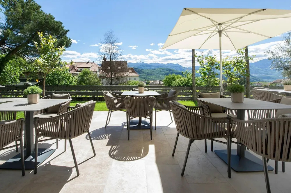 Haus Gregori Modern & Central Stay in Vineyard with Rooftop & Served Breakfast