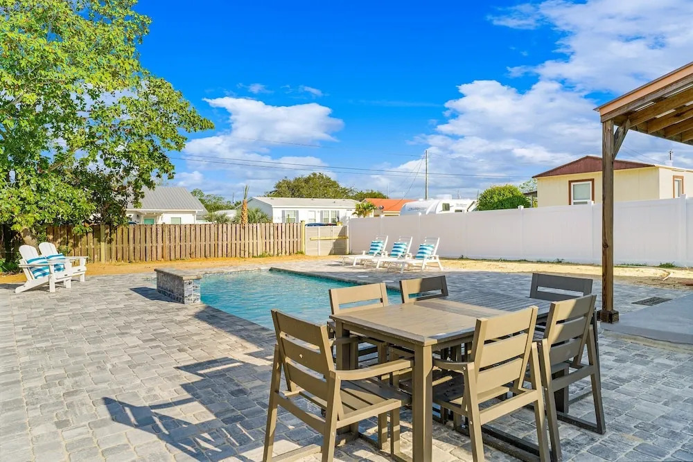 Sunshine House! 3BR 2BA Sleeps 9! Your Perfect Retreat for Comfort and Style