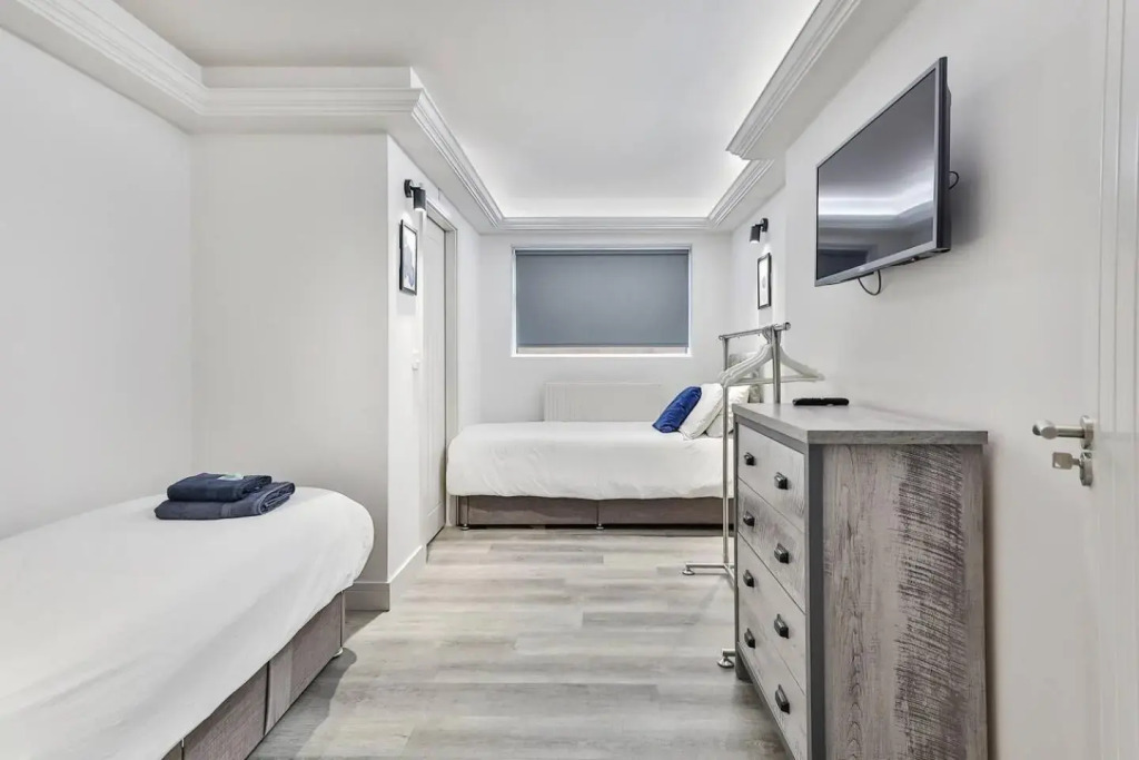 Large, Modern Apartment with En-suites, Wifi, Parking