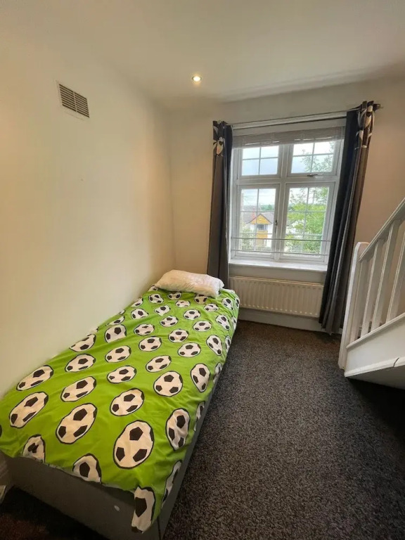 Charming 4-bed House in Sheffield