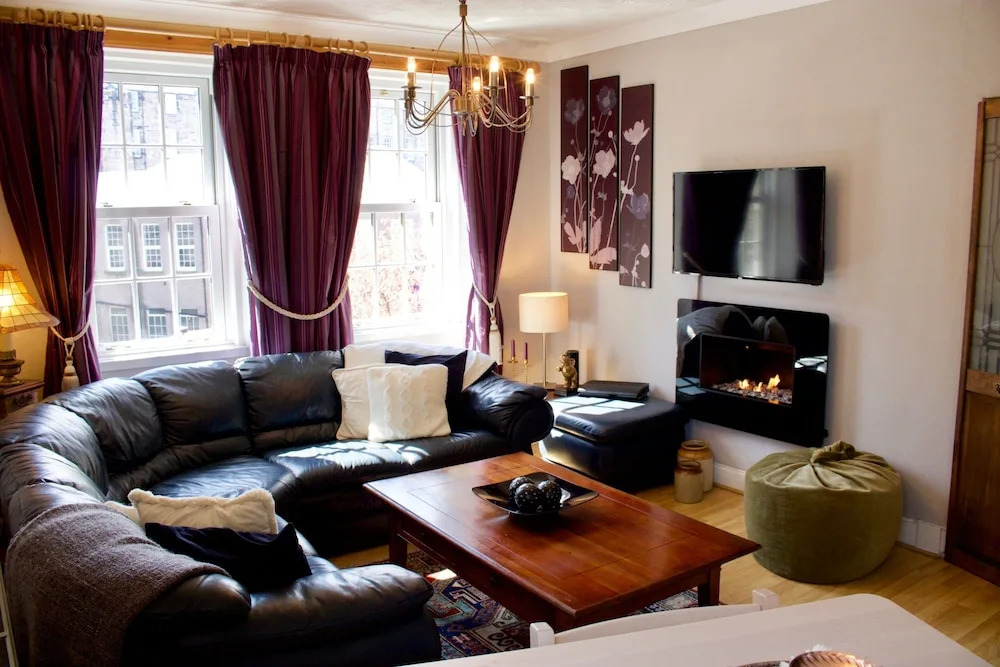 2 Bedroom Central Edinburgh Flat