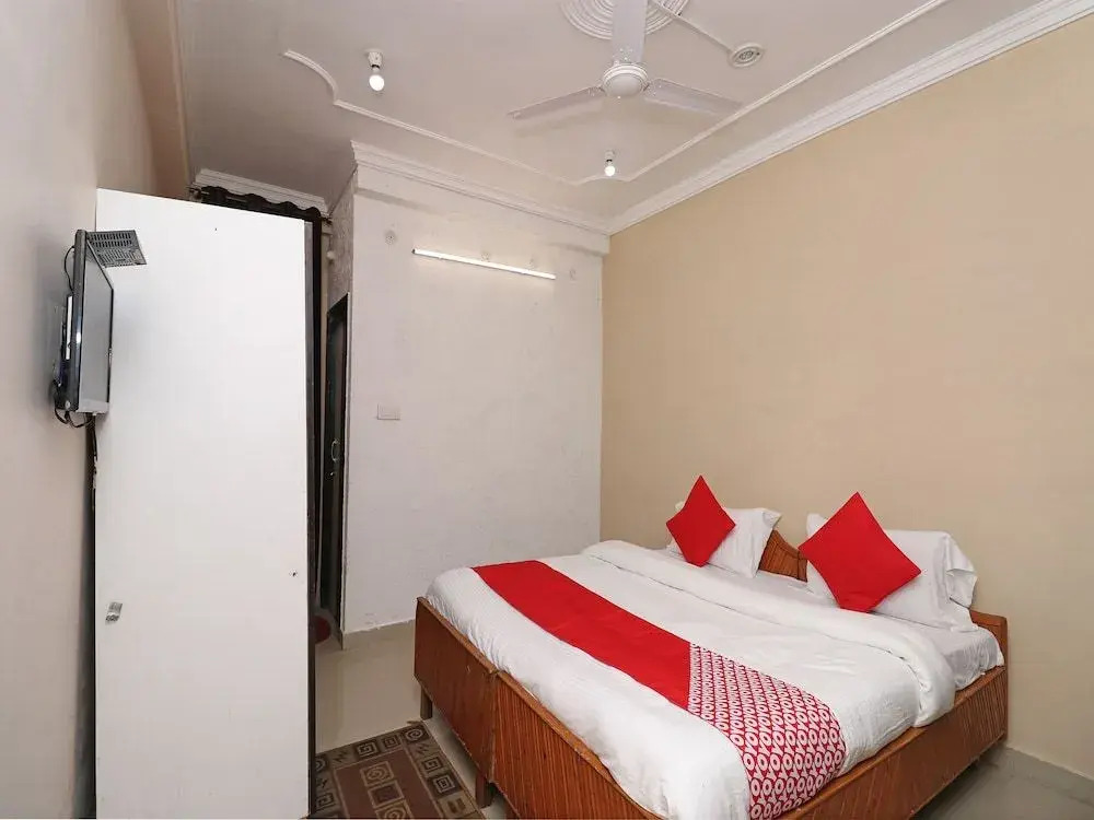 OYO 28173 Hotel Reeva