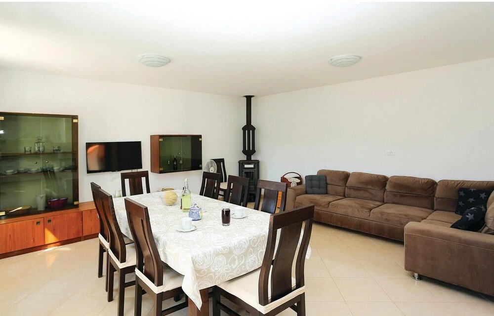Three-Bedroom Holiday Home In Pucisca