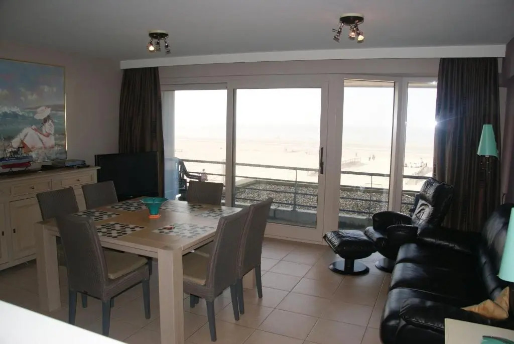 Apartment by Zeedijk With Sea View