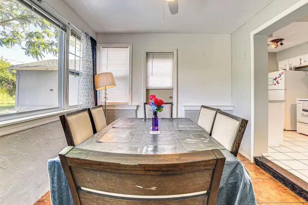 7 Mi to Beach: Cozy Home w/ Yard in Englewood!